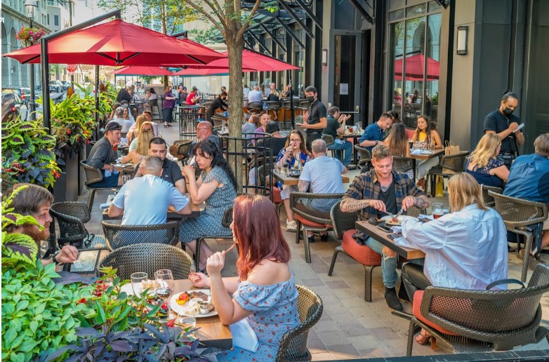 What Should I Wear? Canadian Restaurant Dress Code Tips 3 Canadian Restaurant Dress Code